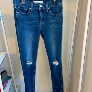 311 Levi’s Shaping Skinny Size 25